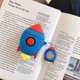 thumbnail image 2 of Funda para Airpods con diseño de cohete cambiante creativo en 3D Mordern Cool Fire Arrow AirPods Accesorios Protector de auriculares inalámbricos antiarañazos de silicona suave con gancho Azul Sincero Electrónica, 2 of 5