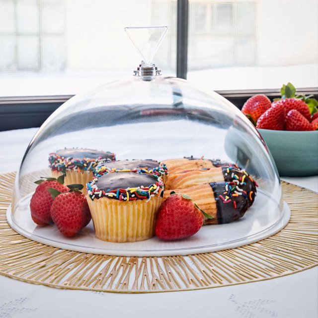 Dôme Rond en Acrylique 25 cm en Acrylique Transparent et durable, Recouvrant les cupcakes Givrés au Chocolat de Pépites Arc-en-Ciel et de Biscuits Trempés au Chocolat, Entouré de Fraises Fraîches sur un Plateau de Service Rond Blanc Ensemble sur un Napperon Tissé Près d'Une Fenêtre avec Lumière du Jour, Convient pour Présenter et Ranger des Produits de Boulangerie.