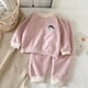 thumbnail image 1 of Conjuntos de pijama infantil de dos piezas con cuello redondo, manga larga y estampado, forro polar para mayor calidez, solapa y pantalón largo, conjunto de pijama para el hogar, poliéster., 1 of 3