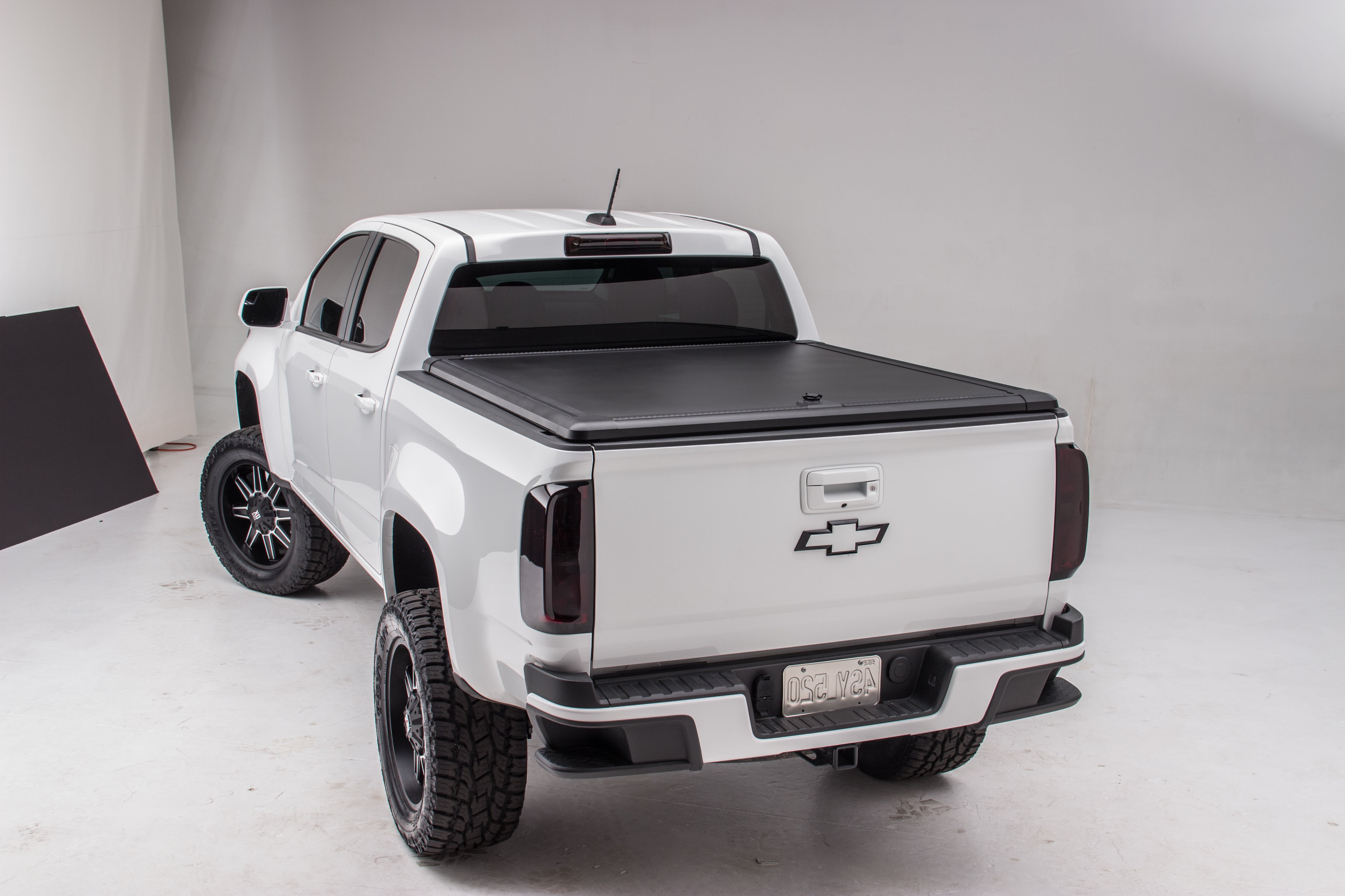 Undercover Df941014 Tonneau Cover Ridgelander Hard Tilt Up Lockable Using Tailgate Handle Lock Black Aluminum With Rhino Rack Feet And 2 Cross Bars Walmart Canada