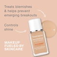 thumbnail image 2 of Neutrogena SkinClearing Base líquida para combatir el acné y las imperfecciones sin aceite con ácido salicílico Medicina para el acné, control del brillo, para piel propensa al acné, 40 nude, 1 fl., 2 of 8