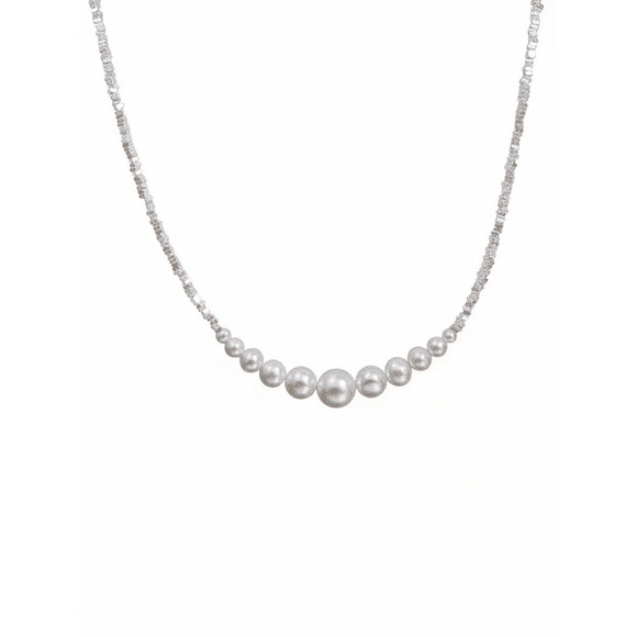 A retro and fashionable white imitation pearl necklace