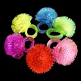 thumbnail image 1 of Juguetes intermitentes de neón con luz LED que brillan en la oscuridad, suministros para fiestas, 10 luces de anillo para cumpleaños, Pascua, fiesta rave de carnaval, color aleatorio, 1 of 4