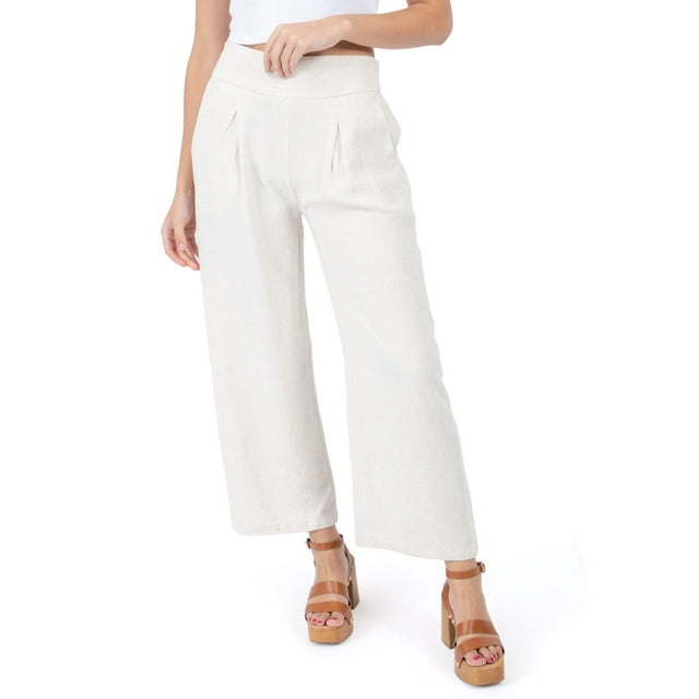pantalón para mujer quarry de vestir acampanado Beige, vista frontal 3/4 con talle alto y pernera corta acampanada, tela de apariencia lisa con pliegues frontales y pretina ancha, modelo con top corto y sandalias en fondo blanco; ideal para look casual en tendencia y suele usarse también para salidas informales.