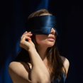 thumbnail image 4 of Antifaz para dormir de seda Drowsy, 2 unidades, ajustable, azul medianoche, 4 of 6
