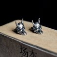 thumbnail image 4 of Un par de pendientes de calavera de plata de ley 925 de Halloween, pendientes punk Prajna, pendientes góticos, pendientes de calavera hipoalergénicos, regalo de joyería para hombres y mujeres, regalos para compañeros de clase y amigos Rojo Verde, 4 of 5