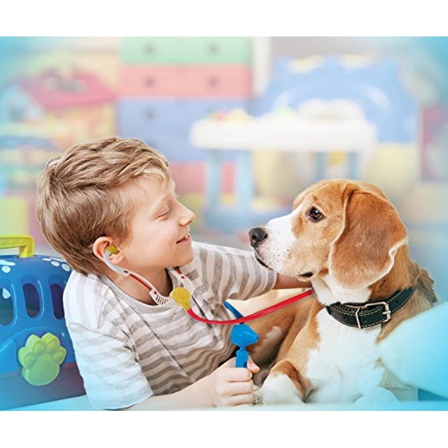 kidzlane kit veterinario de lujo para niños y niños pequeños juego de veterinarios para niño con estetoscopio de juguete multicolor auscultando a un perro en interior, toma 3/4 perfil del niño sonriendo; también adecuado para juego de roles educativo.