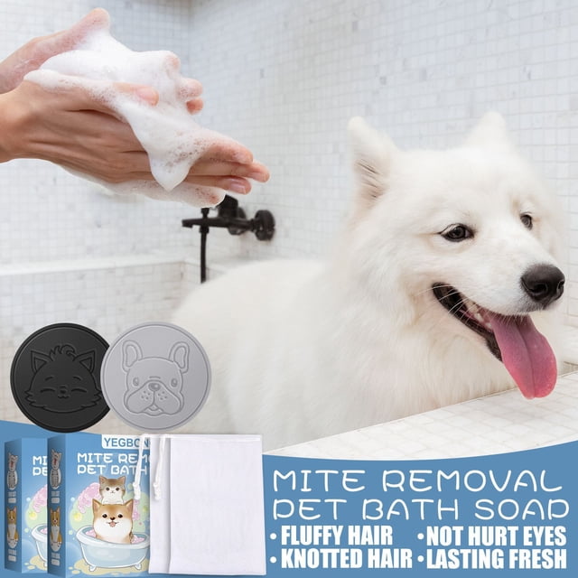 jabón de champú natural para perros para alergias y picazón en la piel y piel sensible, más fácil de usar que el champú líquido para mascotas 2 piezas — barras de champú con relieves de caras de perro junto a caja y toalla, manos haciendo espuma sobre un perro blanco en lavabo; indicado como champú suave para pieles sensibles y diseñado para facilitar el baño, a menudo usado también para limpiar patas traseras.