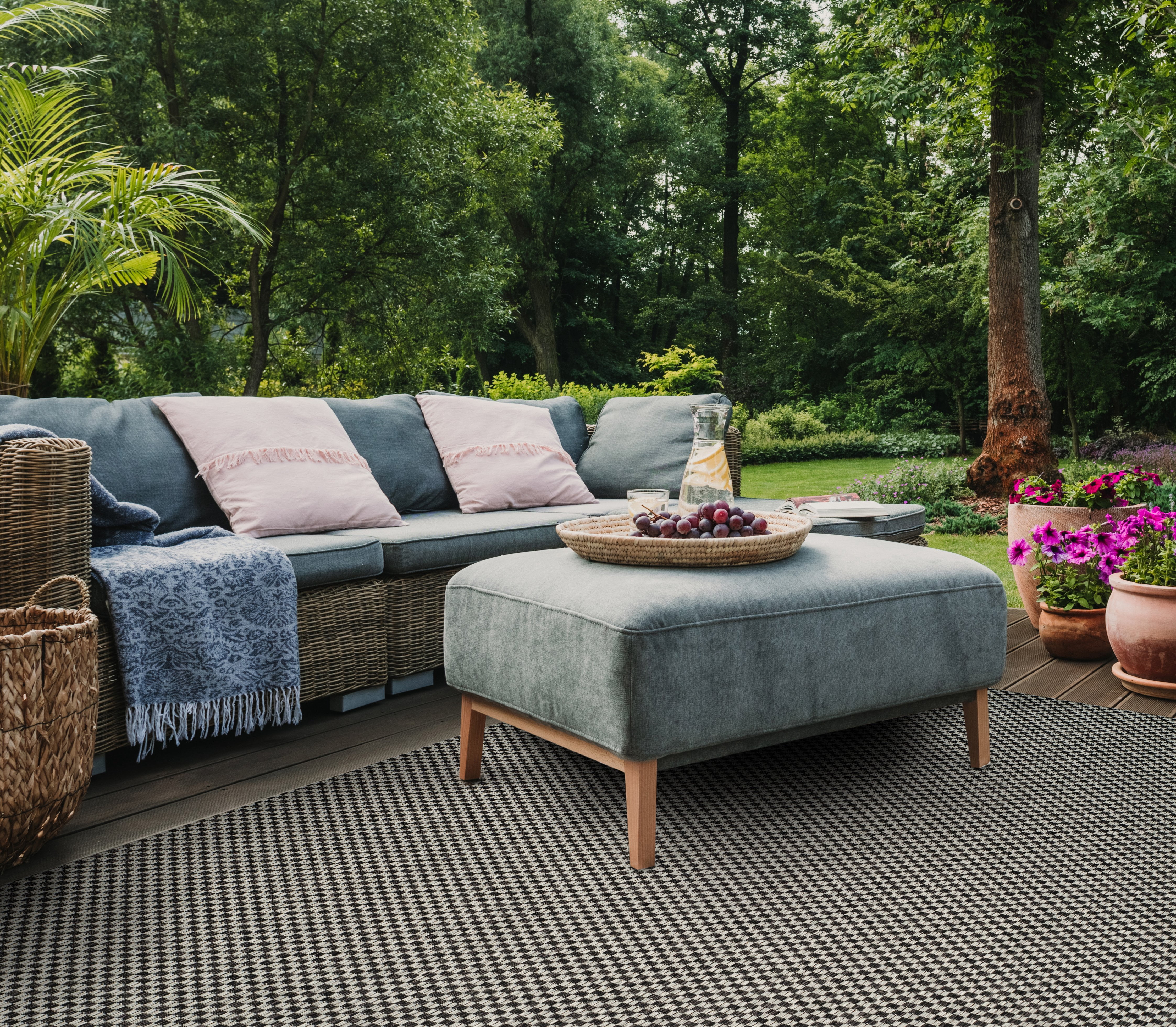 SAFAVIEH Courtyard Blair Geometric Indoor/Outdoor Area Rug, 2'7" x 5', Black/Light Grey