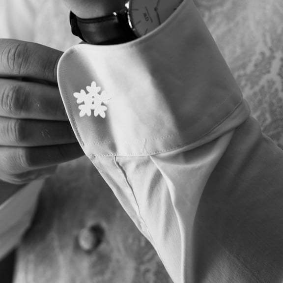 USHOBE 100Pcs Christmas Buttons Wooden Snowflakes for Sewing and Crafts