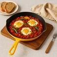 thumbnail image 2 of Chuck Hughes Poêle à Frire Ronde en Fonte 26 cm – Poêle Pré-Assaisonnée avec Poignée d'Assistance, Poêle de Cuisson Robuste pour l'Intérieur et l'Extérieur pour Viandes, Légumes et Plats de Déjeuner (Goldfinch Yellow), 2 of 5