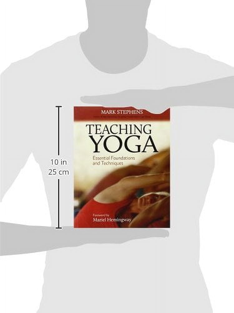 Teaching Yoga : Essential Foundations and Techniques (Paperback) 
