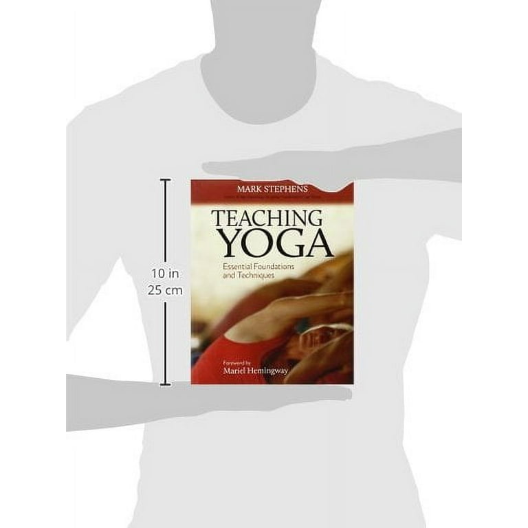 Teaching Yoga : Essential Foundations and Techniques (Paperback