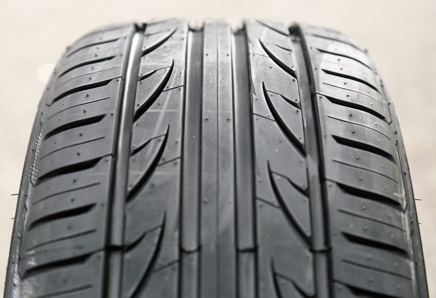 Landgolden LG27 245/35R20 ZR 95W A/S High Performance All Season Tire