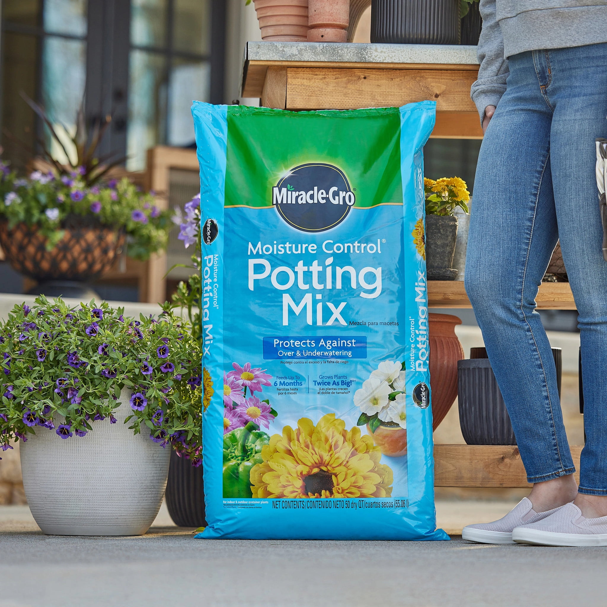 Miracle-Gro Moisture Control Potting Mix Bulk Soil Pallet, For Container Plants, 1,950 qt.