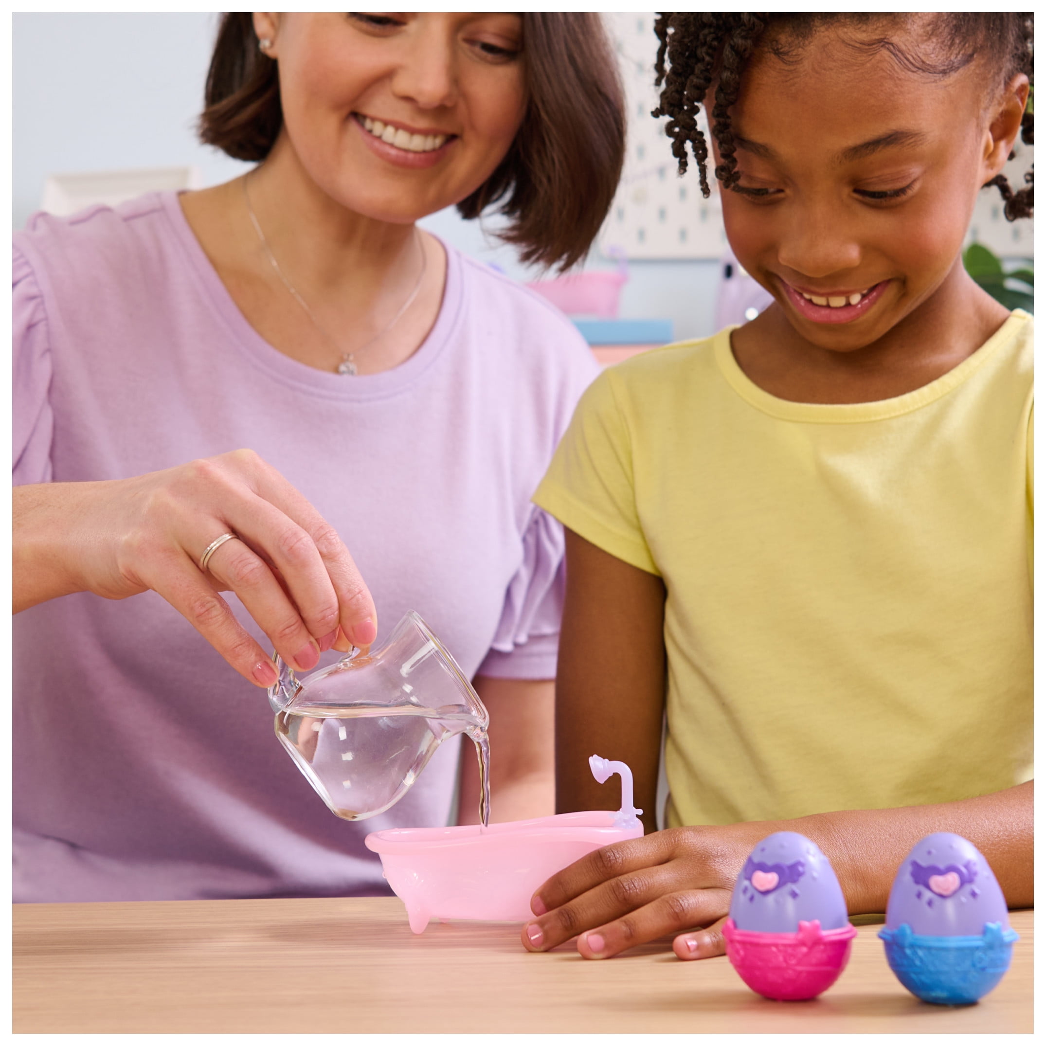 Hatchimals Alive Make a Splash Playset, 15 Accessories, Bathtub, 2 Color-Change Figures