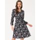 thumbnail image 3 of Vestido a media pierna con cuello en V y estampado floral con cintura fruncida Negros XS, 3 of 6