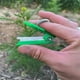 thumbnail image 4 of Cuchillo de recolección con protector de hoja para cosechar tomates, pepinos, fresas y uvas. Herramienta de poda para usar con una sola mano. Incluye protector de plástico para dedos., 4 of 8