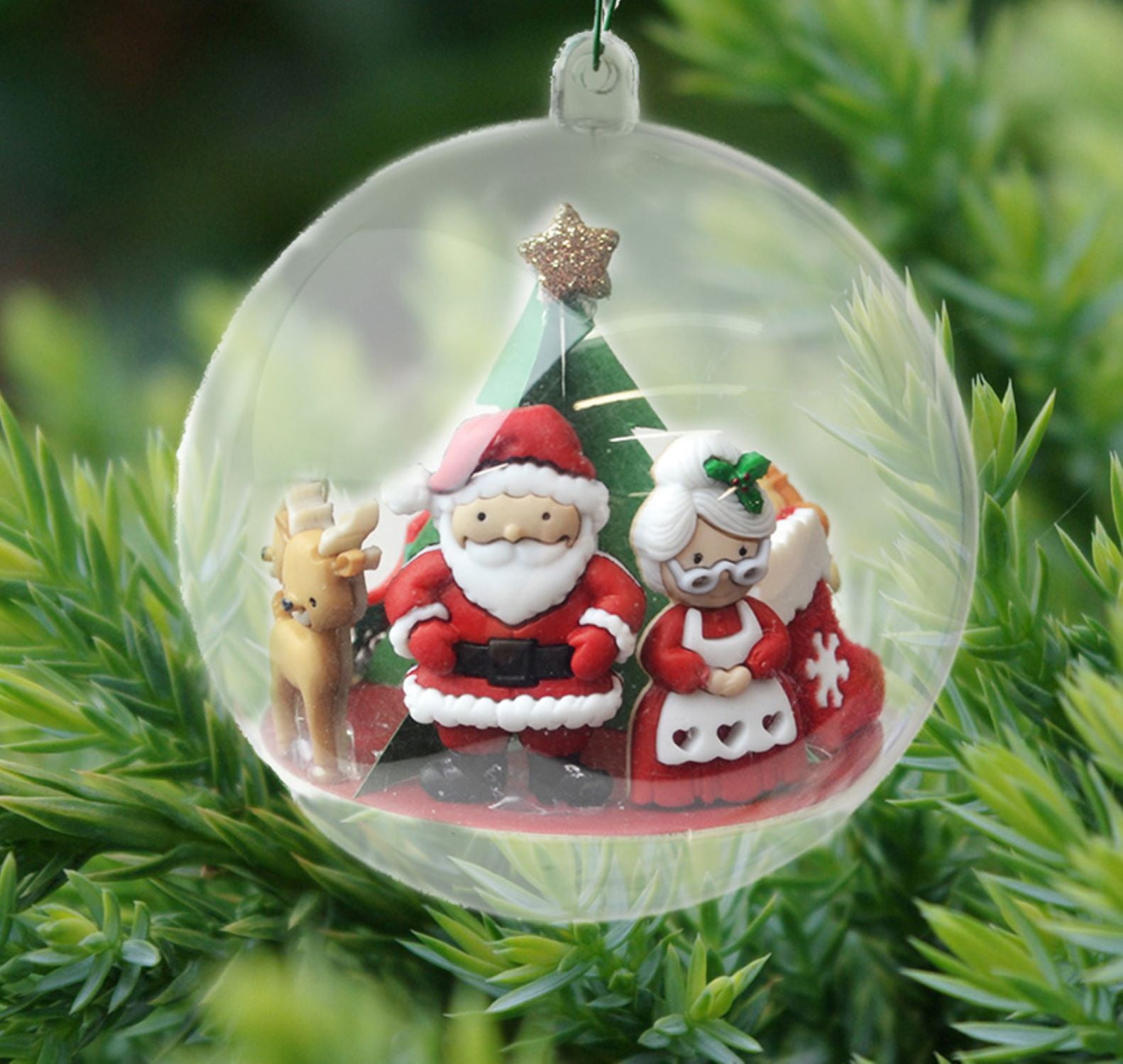 (1 pack) Dress It Up Buttons, Mr. and Mrs. Claus, Sewing Fasteners, Multi-Color, 3 Pieces