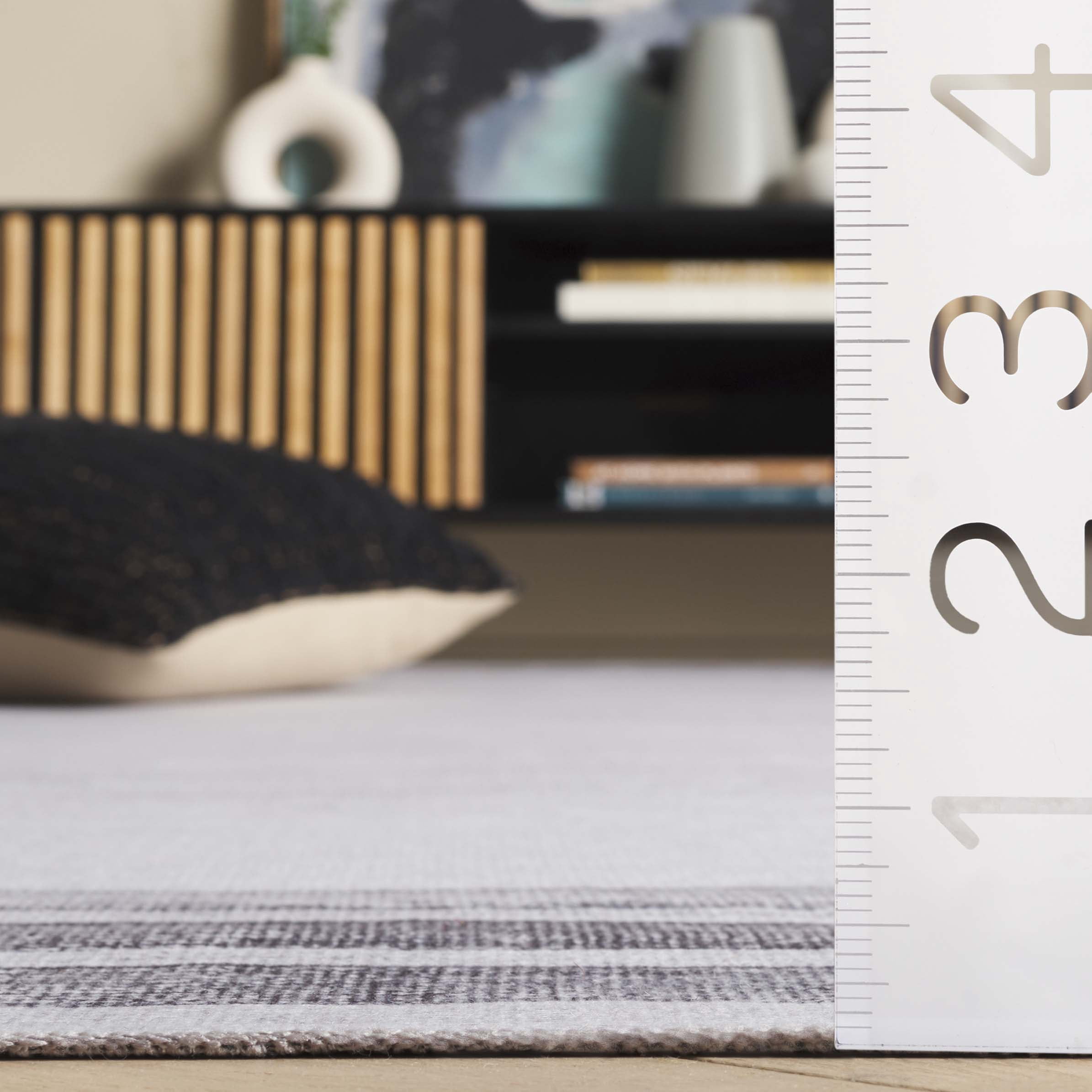 SAFAVIEH Malibu Chauncey Bordered Polyester Area Rug, Light Gray/Gray, 5' x 8'