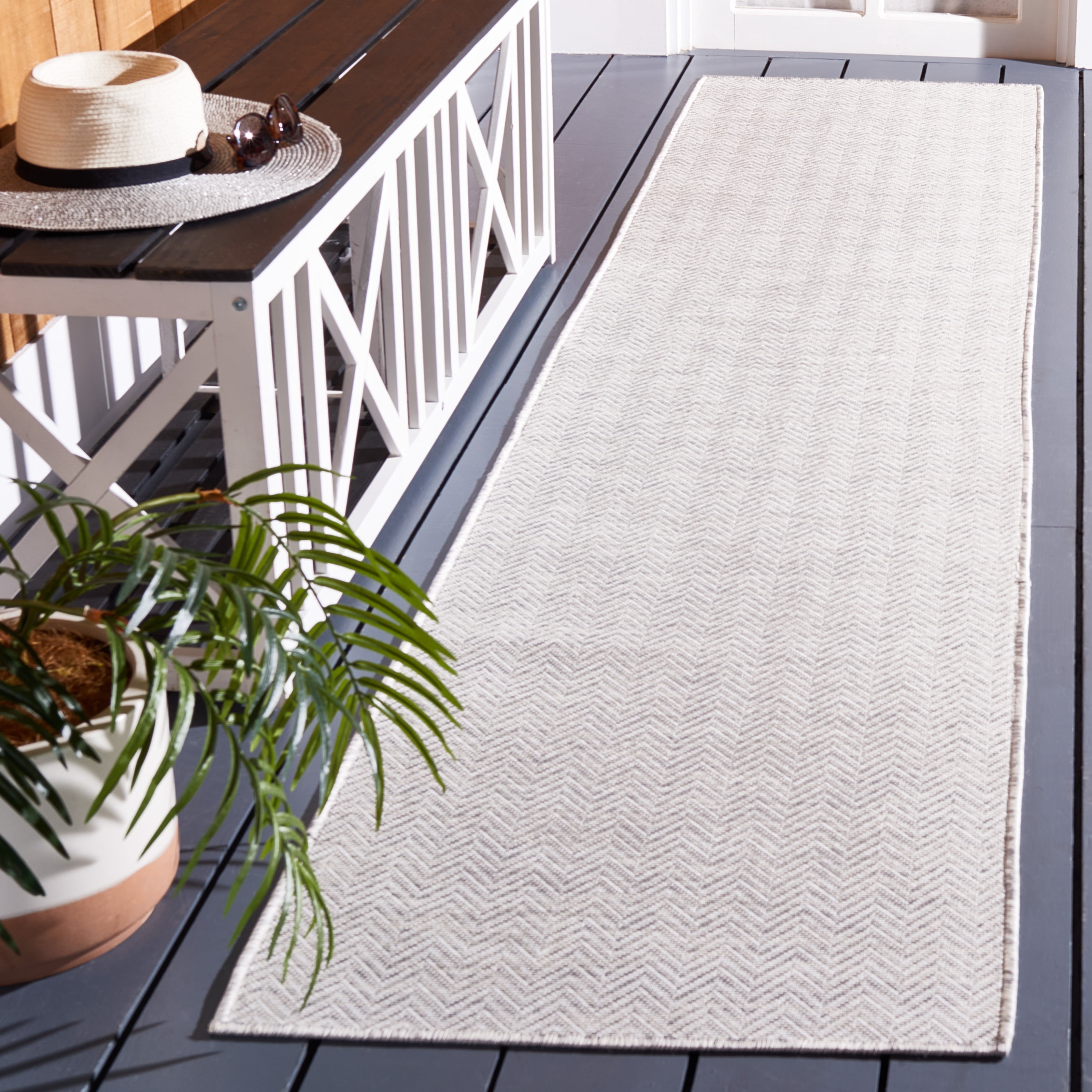 SAFAVIEH Hampton Hoyt Zig-Zag Indoor/Outdoor Area Rug, Beige/Ivory, 6'5" x 6'5" Round