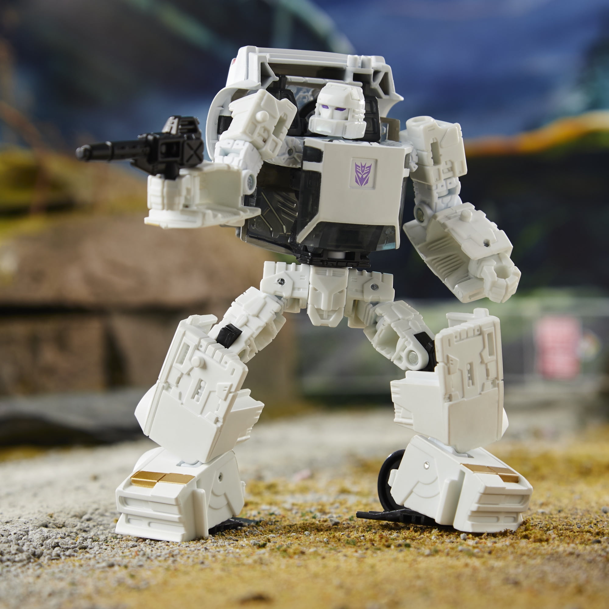Transformers Generations War for Cybertron Deluxe WFC-E37 Runamuck
