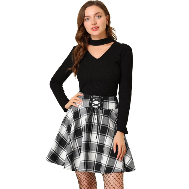 allegra k falda corta plisada de cintura alta plisada con lazo para mujer blanco xs falda corta de corte A a cuadros blanco y negro con lazo frontal tipo corsé y plisado amplio, vista frontal centrada sobre modelo con suéter negro y medias de red; adecuada para uso casual, citas y fiestas.