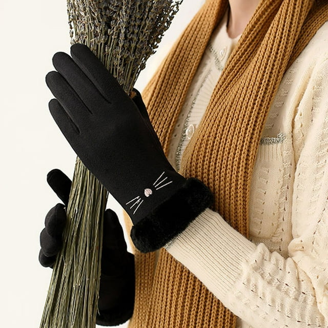 Agiferg Gants Chauds pour Femmes Hiver Doublés de Velours Épais Automne Plein Air Cyclisme Écran Gants de Cyclisme. Gants Noirs avec une Doublure en Velours Doux et un Mignon Motif de Moustache Près du Poignet, avec une Poignets Bordés de Fourrure. Faits de polyester Coton avec une Couche Intérieure en Micro-Polaire pour la Chaleur et une protection Coupe-Vent. Convient aux Activités de Plein Air comme le Cyclisme, le Ski et la Course par Temps Froid. Montré Porté avec un Chandail beige et une Foulard Moutarde en Tenant une Lavande Séchée.