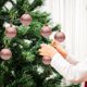 thumbnail image 1 of Juego de 6 Adornos Navideños: Bolas Pequeñas de 6 Cm con Diseño de Casita, Chapadas En Oro, de Plástico Irrompible, Ideales para Colgar En El Árbol o Decorar Cualquier Espacio., 1 of 6