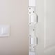 thumbnail image 3 of Cerradura de seguridad para puerta con centro de orificio de 5-1/2 a 6 pulgadas, fácil instalación con Blanco, 3 of 6