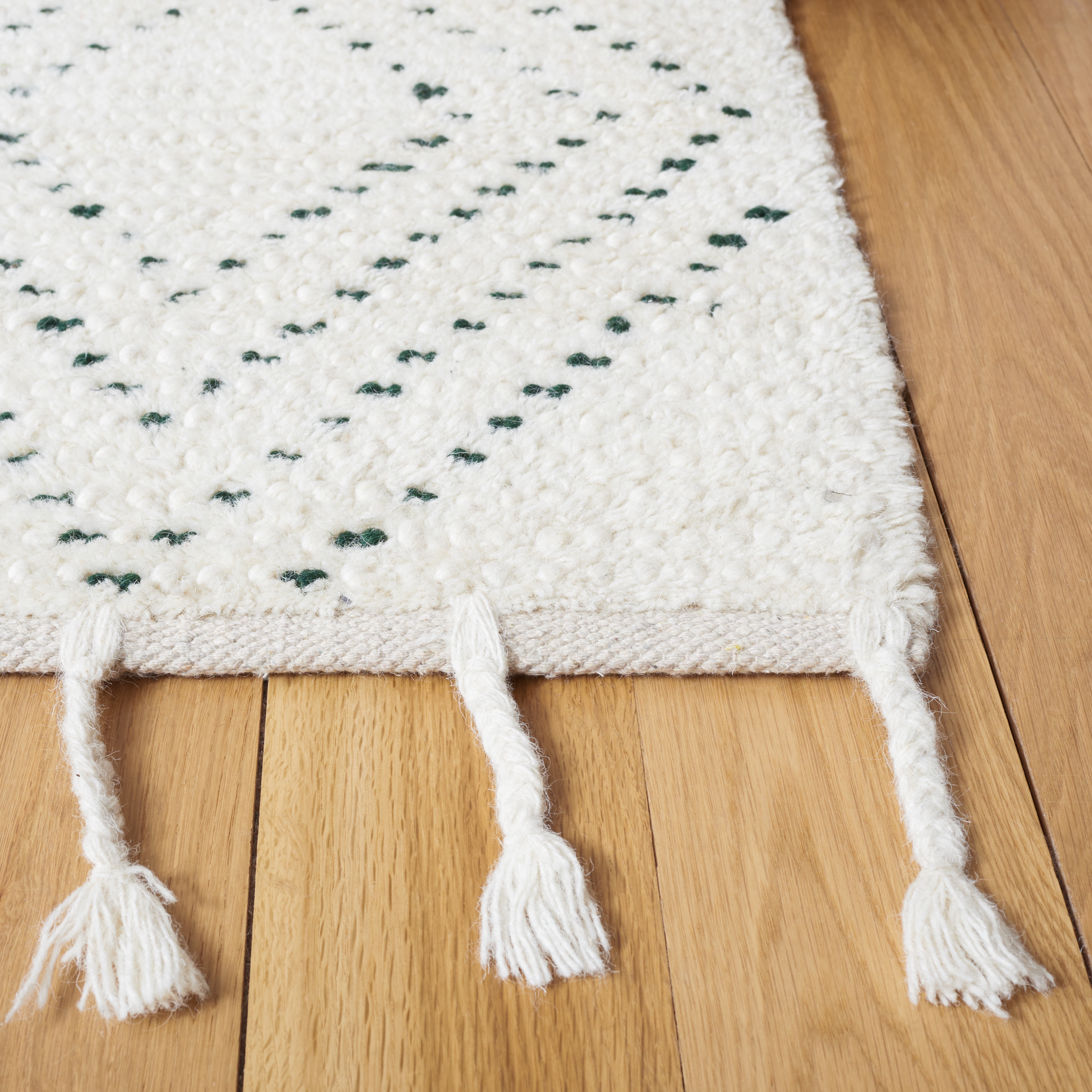 SAFAVIEH Casablanca Idella Diamond Runner Rug, Ivory/Green, 2'3" x 8'