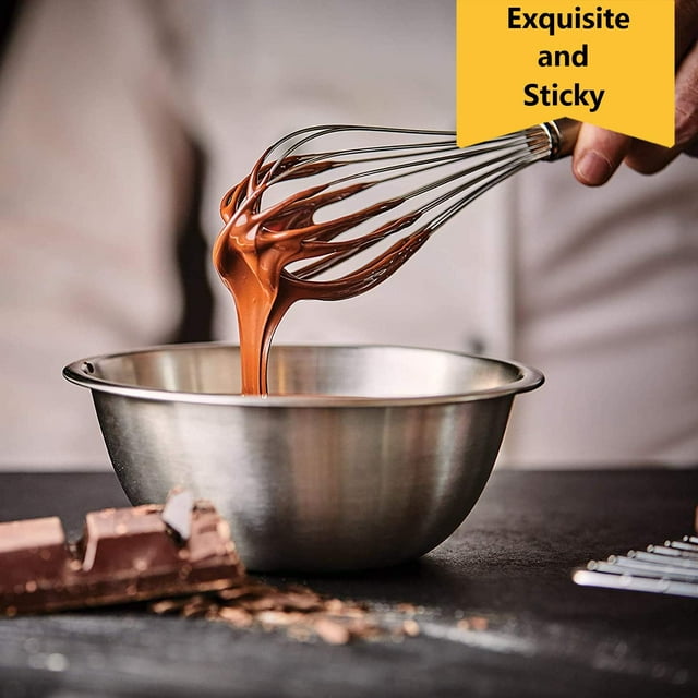 juego de batidores de alambre con forma de globo, juego de tres batidores con mango ergonómico y alambres gruesos de acero inoxidable, vista 3/4 sobre un bol metálico mientras una mano levanta mezcla de chocolate espesa que gotea; fondo de cocina desenfocado. Ideales para mezclar, batir, espumar y revolver en utensilios antiadherentes, resistentes al calor; también adecuados para preparar aderezos y salsas caseras.