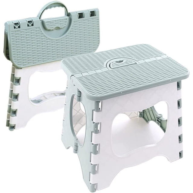 taburete plegable de plástico compacto que soporta hasta 300 libras. Taburete de 12 pulgadas (30 cm) con superficie texturada antideslizante verde, asa integrada para transporte, patas con pegatinas antideslizantes y mecanismo que se pliega plano para almacenarse; útil para alcanzar estantes altos y a menudo usado como asiento ocasional.