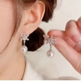thumbnail image 2 of Pendientes de perlas de copo de nieve de invierno Pendientes exquisitos de otoño e invierno para mujer Pendientes de oreja de estilo coreano s925 Pendientes de oreja elegantes franceses, 2 of 6