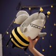 thumbnail image 1 of Juguete de peluche, juguete de peluche de tiburón abeja Juguete de peluche de tiburón abeja Estándares líderes en la industria, 1 of 11