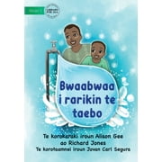 Papa at the Tap - Bwaabwaa i rarikin te taebo (Te Kiribati) (Paperback)