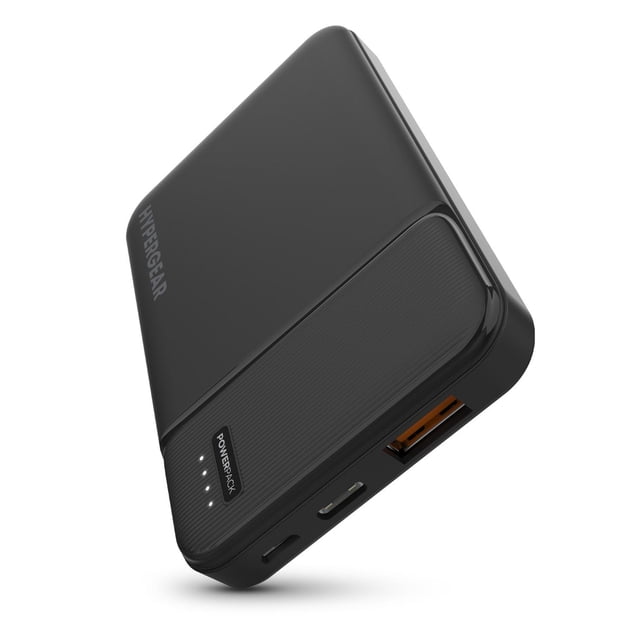 powerbank de 5000mah tipo c 20w con carga rápida hypergear negro, vista 3/4 frontal de power bank compacto en negro con acabado mate y zona texturizada junto a los puertos; muestra puerto USB-C PD de 20 W, puerto USB-A naranja, entrada micro-USB, indicador LED y logotipo Hypergear; dimensiones 3.9 x 2.5 x 0.54 pulgadas, ligero y de bolsillo; suele usarse también para cargar accesorios móviles durante viajes.