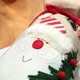 thumbnail image 3 of RV Cuatro Nuevas Decoraciones Navideñas Lino Bordado Muñeco De Nieve Viejo Hombre Juego De Vino Navidad Hotel Restaurante Inicio Botella Conjunto, Botella De Arpillera Bolsa De Regalo, 31 * 14 Cm brillar Electrónica, 3 of 5