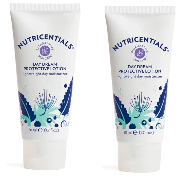 Deux tubes de Nuskin Nutricentials Lotion Protectrice Bioadaptative pour Soins de la Peau Day Dream, Hydratant Léger de Jour, Idéal pour les Soins du Corps, Chacun avec une Capacité de 50 ml (1.7 fl oz). l'Emballage Présente un Fond Blanc avec des Motifs Botaniques Bleus et Verts et le logo de la Marque Bien en Vedette.