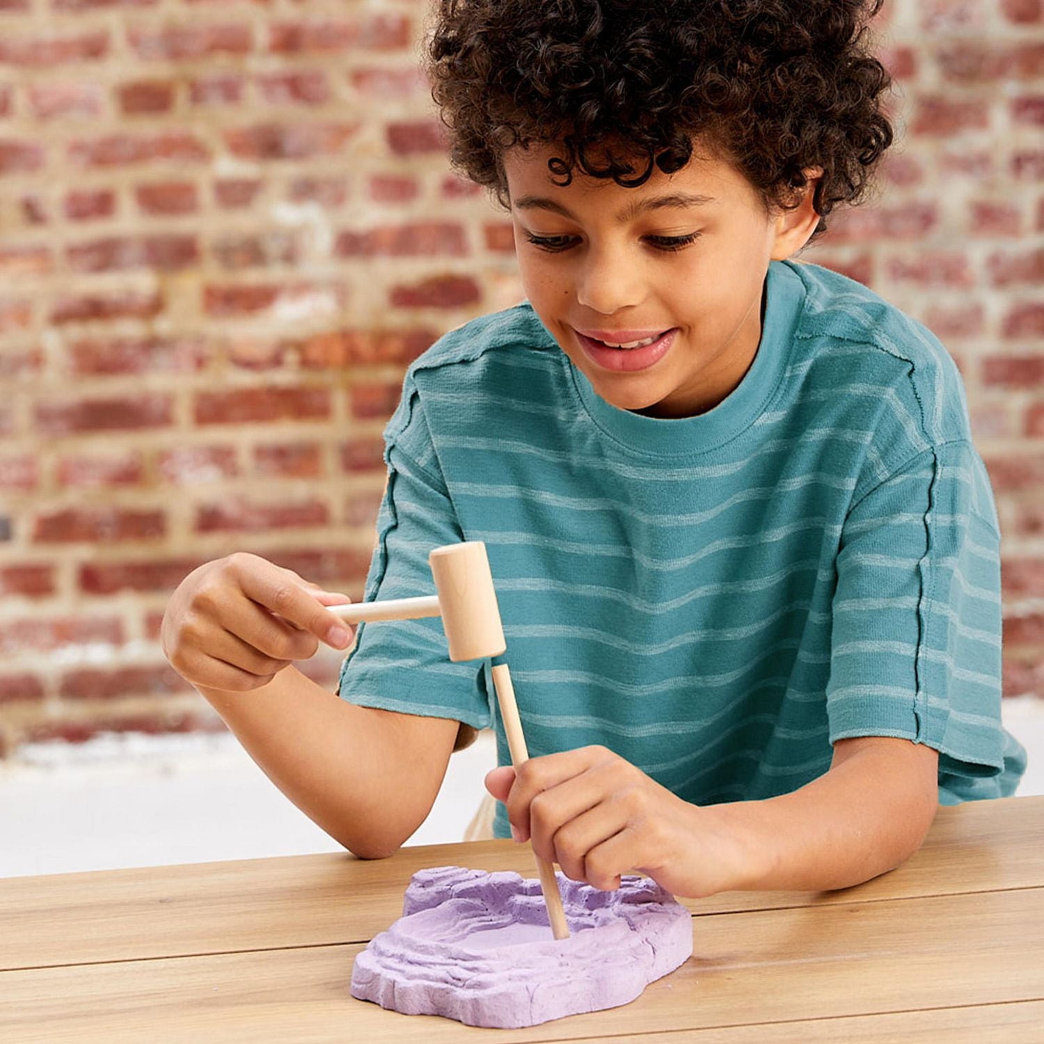 BBC Earth Fouille de minéraux fluorescents dans une grotte Kit d'excavation minérale