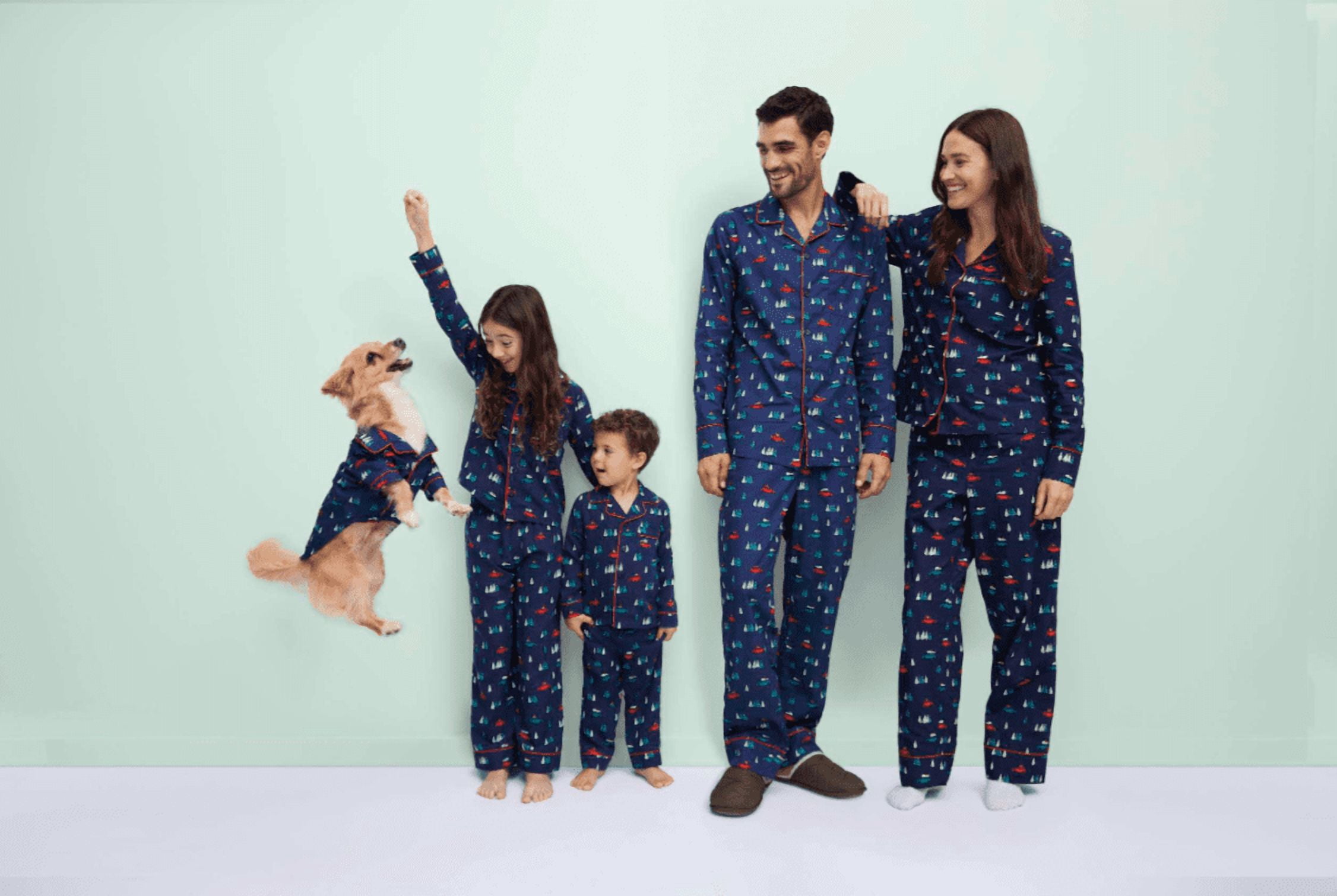 Free Assembly Matching Family Pajamas Women’s and Women's Plus Top and Pants Gift Set, 2-Piece, Sizes XS-3X