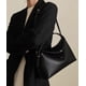 thumbnail image 4 of Bolso de mano de diseño lujoso con cierre de metal y guijarros para mujer, de piel 100 % natural, estilo hobo con cierre en T, 4 of 5