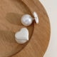 thumbnail image 5 of Pendientes de corazón de perlas metálicas para mujer con un estilo moderno y retro. Versátiles y versátiles. Dos pares de pendientes de perlas., 5 of 8