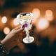 thumbnail image 2 of Cáliz de aleación de zinc con incrustaciones de gemas, copa de vino, copa de licor blanca tallada, copas de vástago para bar en casa, fiesta (plata, blanco, morado, patrón de flores al azar), 2 of 5
