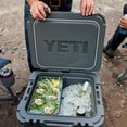 thumbnail image 3 of Cesta refrigeradora para productos secos YETI Roadie de 48 y 60 ruedas, 3 of 5