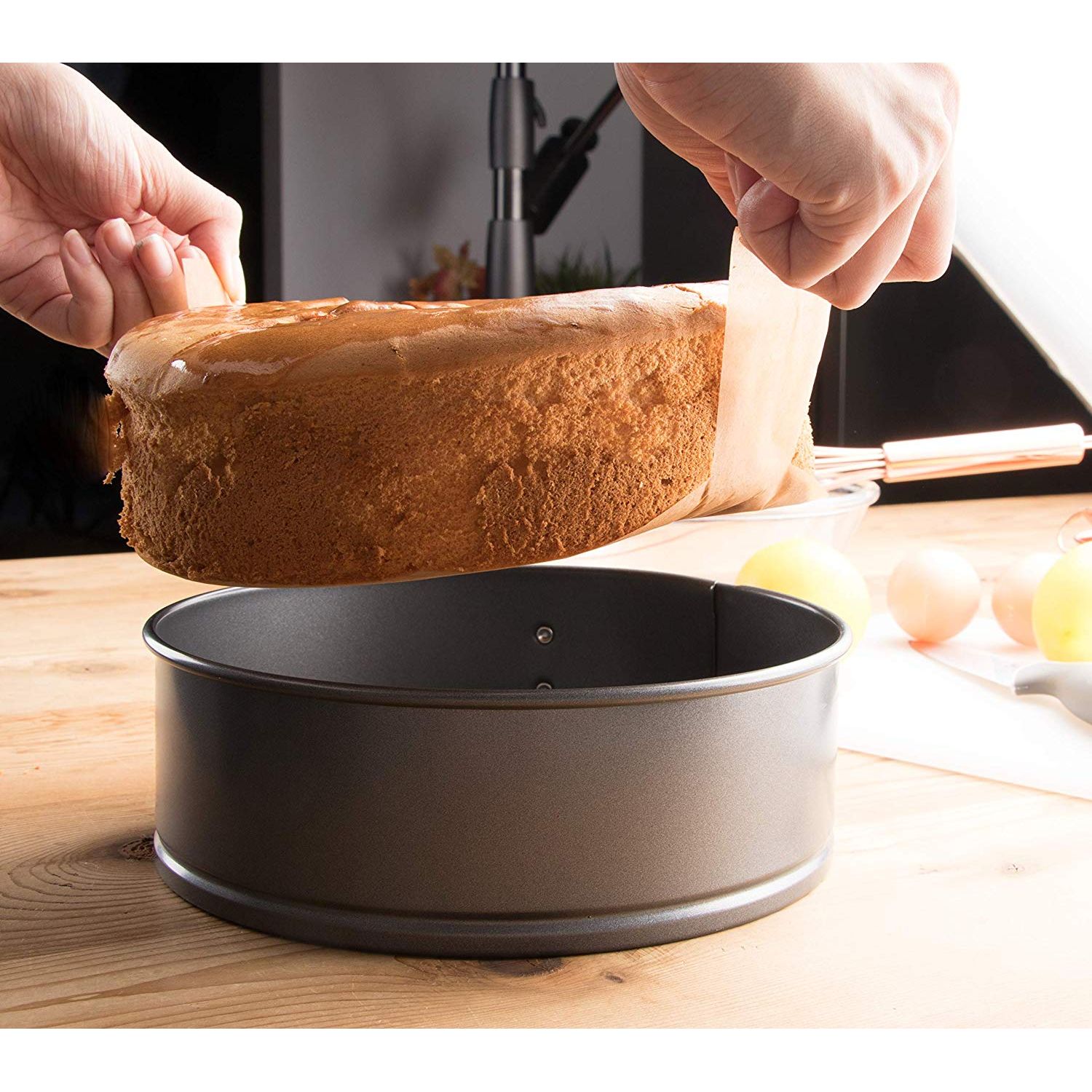 Как пользоваться пергаментом для выпечки. Пергаментная бумага для выпечки тортов. Пергаментная бумага для выпечки. Белый пергамент для выпечки. Противень с бумагой для выпечки.