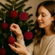 thumbnail image 5 of Bolas Decorativas Flocadas Bolas navideñas nevadas, juego de 12 adornos rojos para árbol y decoración de fiestas, 6 cm Rkxzt, 5 of 9