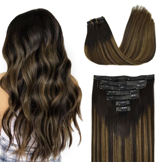 extensiones de cabello humano real con clip Omkarsy, extensiones de cabello humano remy para mujeres, cabello humano natural. Vista trasera de una modelo con ondas largas y volumen; a la derecha dos sets de extensiones lisas con clips negros sobre fondo blanco y mechas castañas claras; accesorio para peinar y añadir volumen, a menudo usado para estilado DIY.