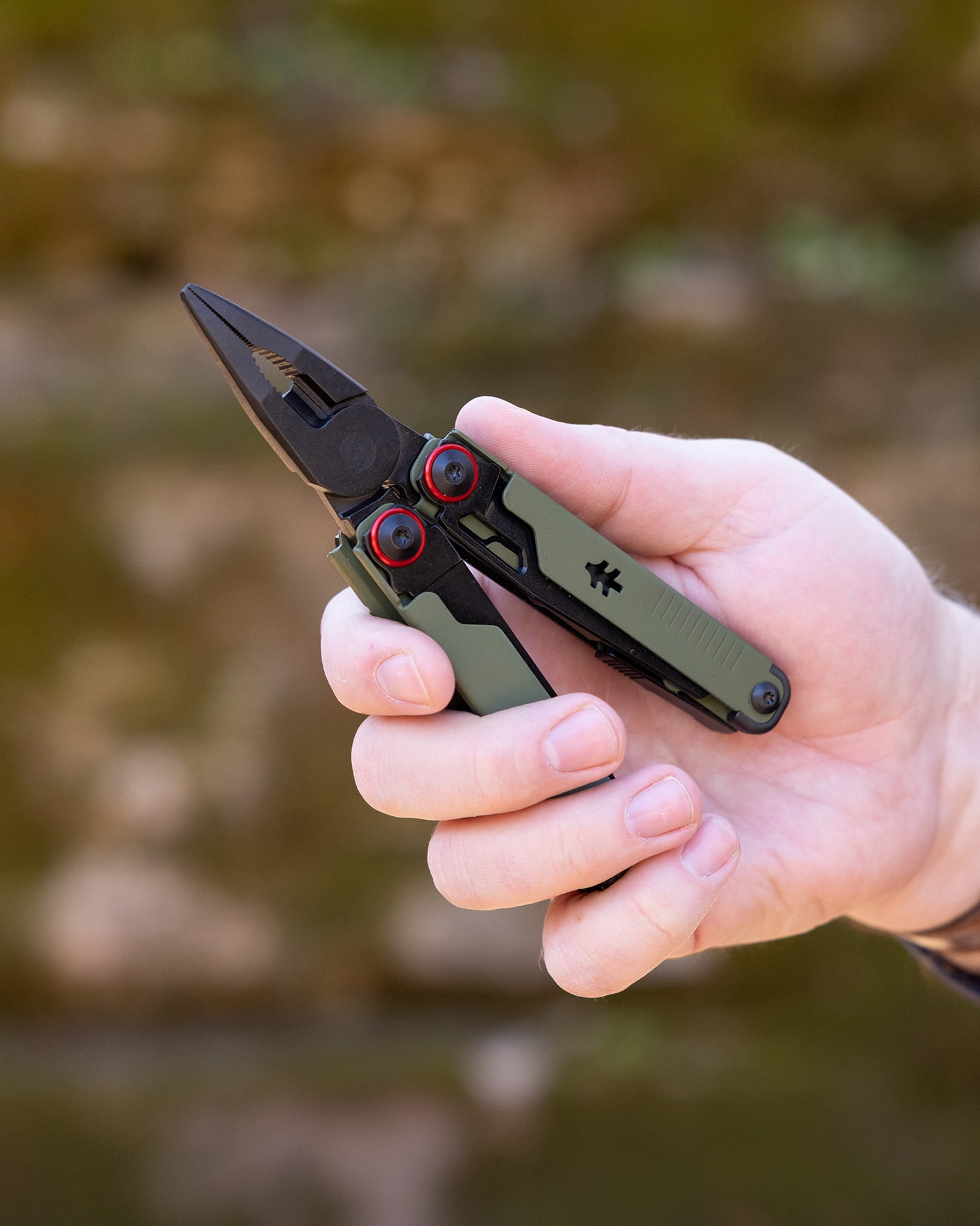 Swiss Tech 17 in 1 Multitool Knife with AUS 8 Steel Blade Scissors and Saw, Olive