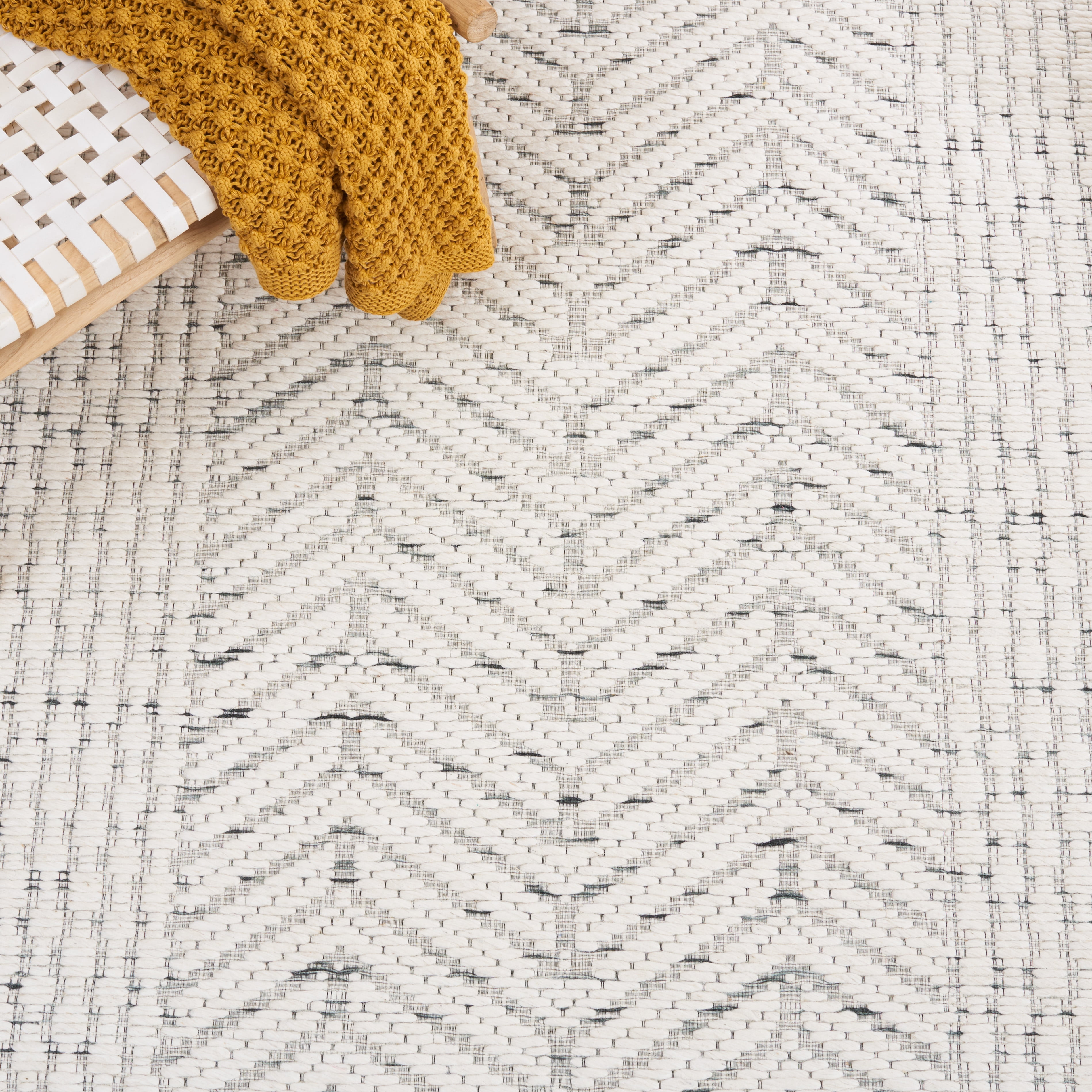 SAFAVIEH Marbella Marsan Bordered Area Rug, Ivory/Green, 6' x 6' Square